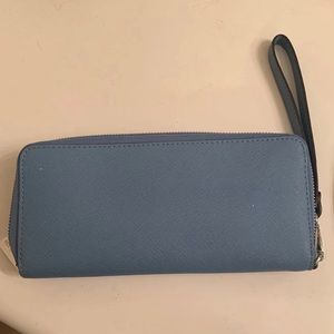 Michael Kors Bags - Barely used Michael Kors wristlet Michael Kors Bags - Barely used Michael Kors wristlet